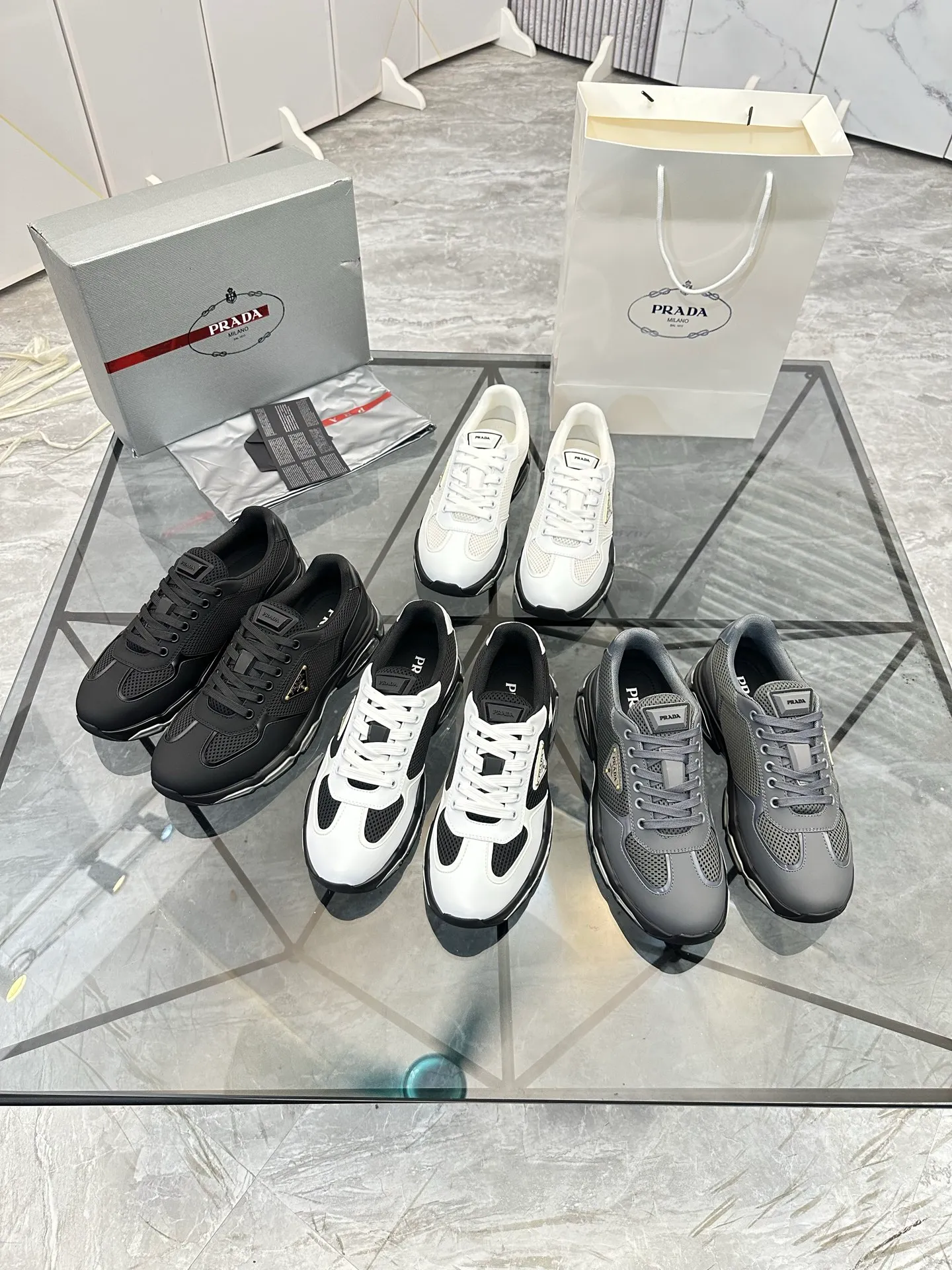 Men's shoes for sale 💰: 💰P660¥ High-end top quality Product trademark: Prada *"Prada*" low-top casual shoes Regular size: 38-45 (can be customized to 46) Product materials: Upper imported first-layer cowhide spliced ​​with original fabric, breathable lining, cowhide foot pads, original air cushion outsole. No.: 001